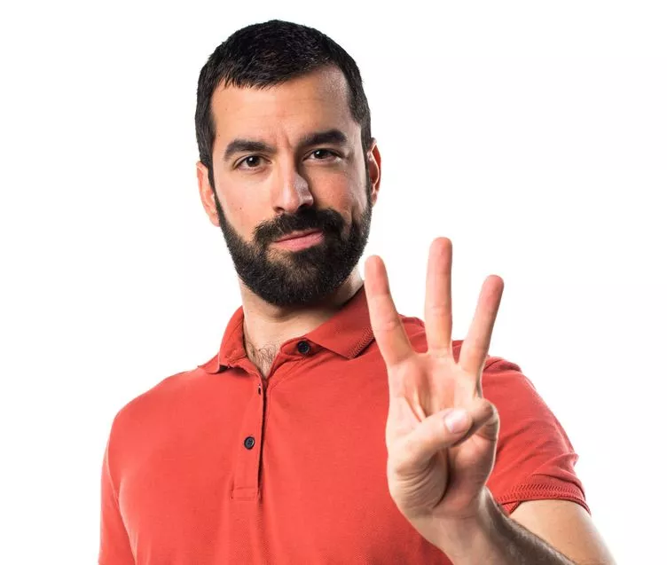 Homme quarantaine montre trois doigts